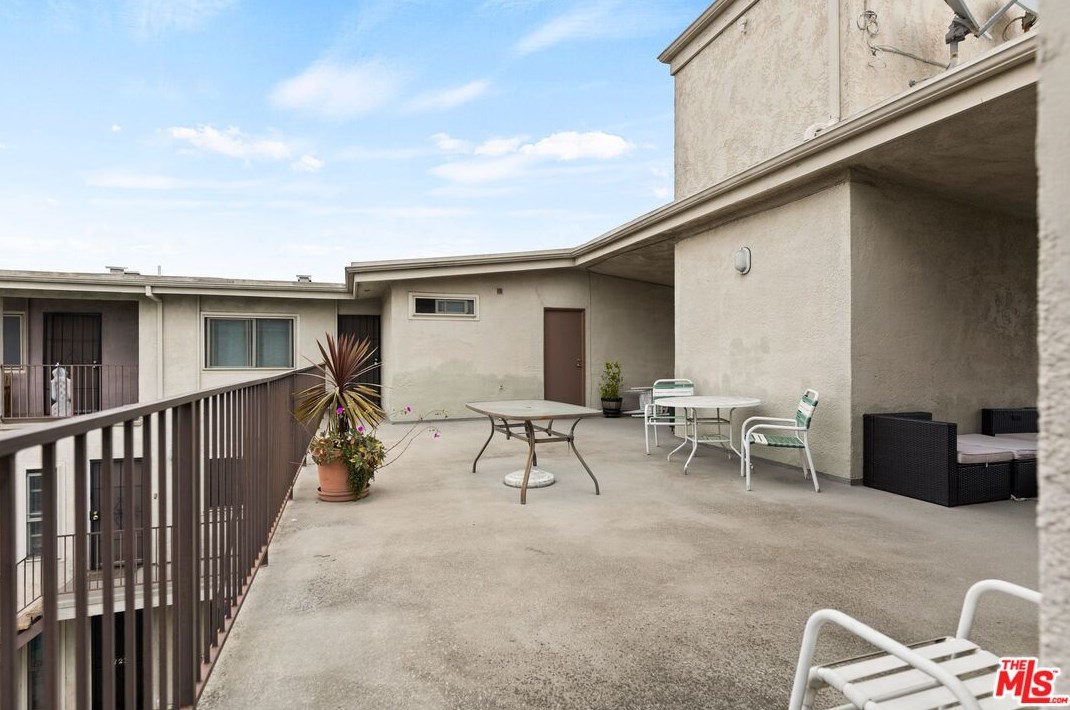 8710 Belford Ave, Los Angeles CA  90045-4568 exterior