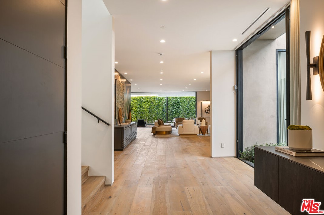 738 Harper Ave, Los Angeles CA  90048-3503 exterior