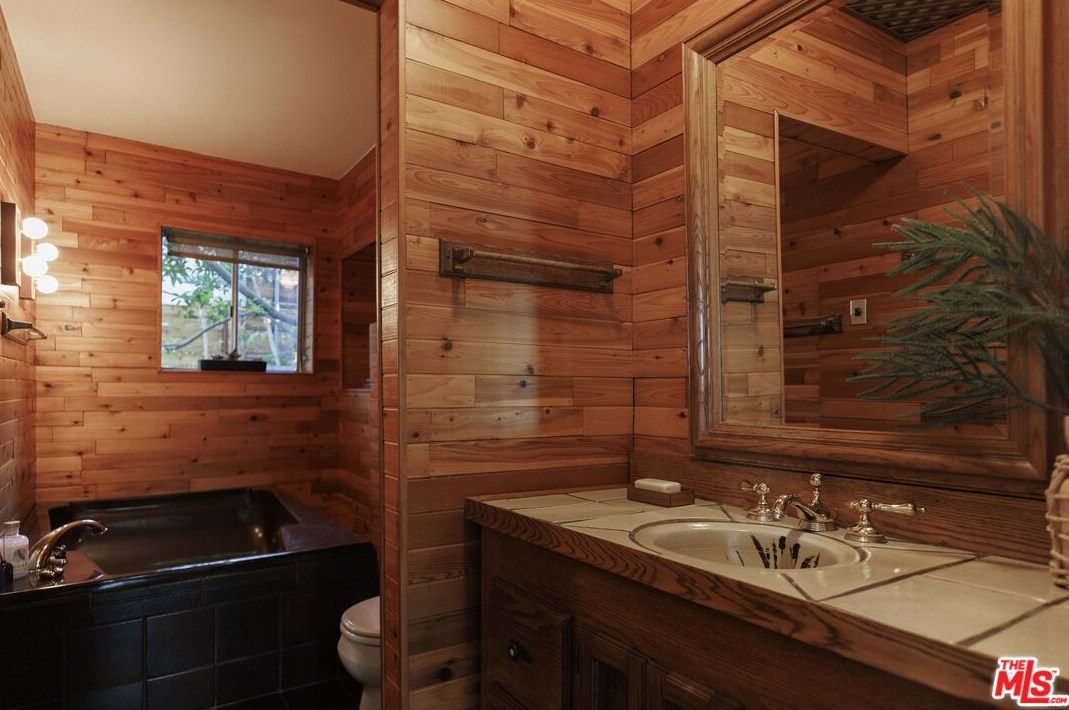 1353 Columbia Dr, Glendale CA  91205-3503 exterior