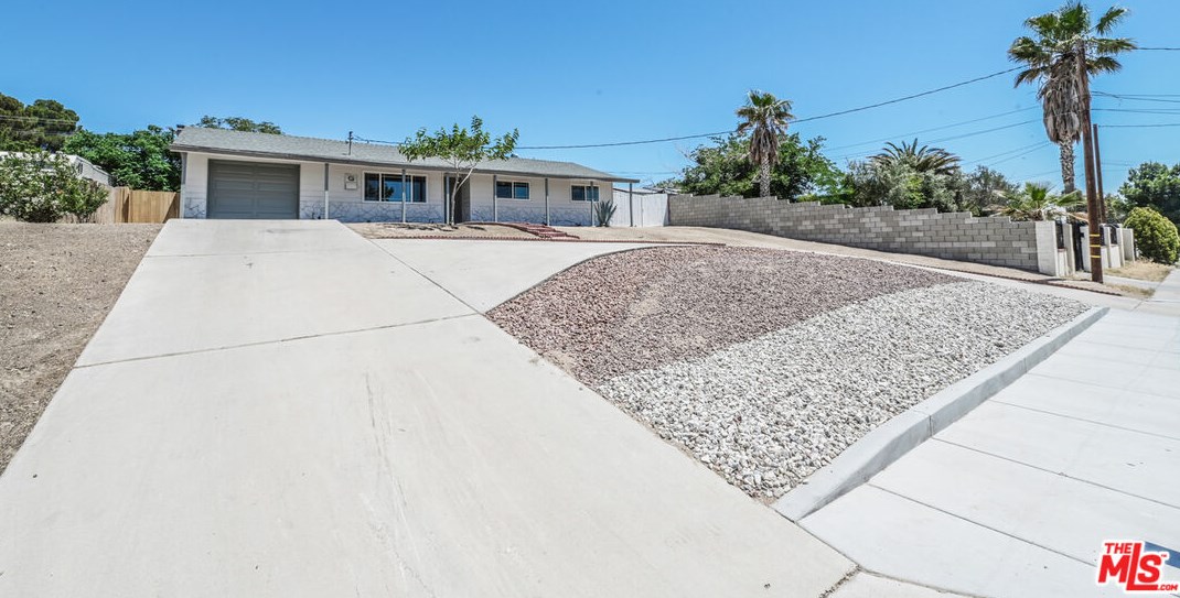 16452 Lorene Dr, Victorville, CA 92395-4125
