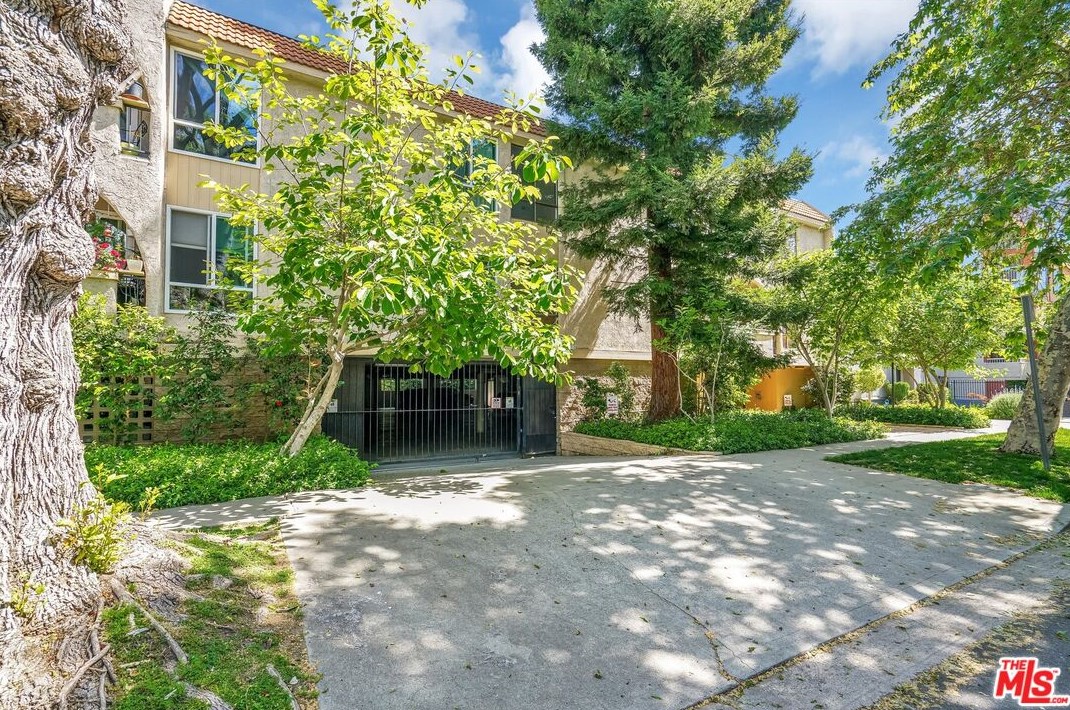 14539 Benefit St #104, Van Nuys, CA 91403