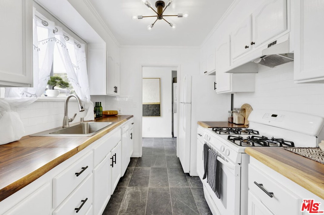 10816 Lawler St, Los Angeles CA  90034-5413 exterior