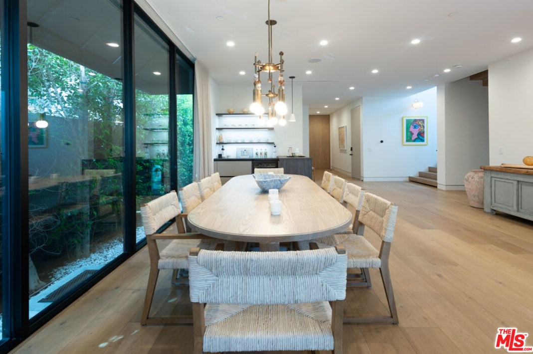 718 Kilkea Dr, Los Angeles CA  90046-7006 exterior
