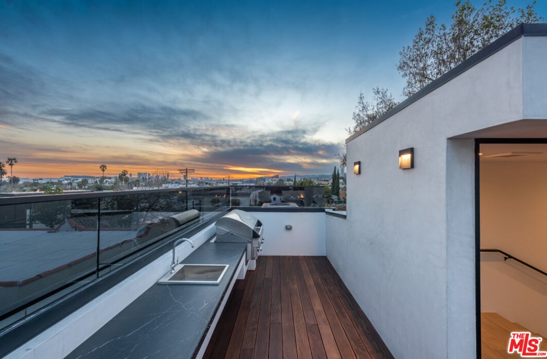 718 Kilkea Dr, Los Angeles CA  90046-7006 exterior