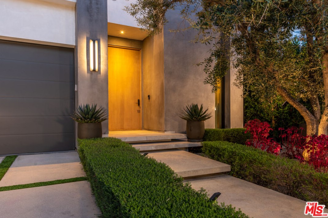 718 Kilkea Dr, Los Angeles CA  90046-7006 exterior