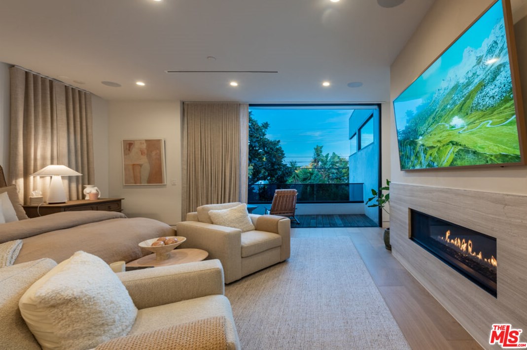 718 Kilkea Dr, Los Angeles CA  90046-7006 exterior