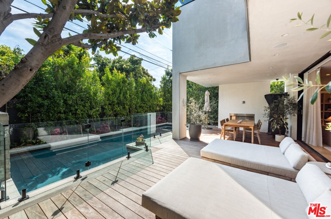 718 Kilkea Dr, Los Angeles CA  90046-7006 exterior