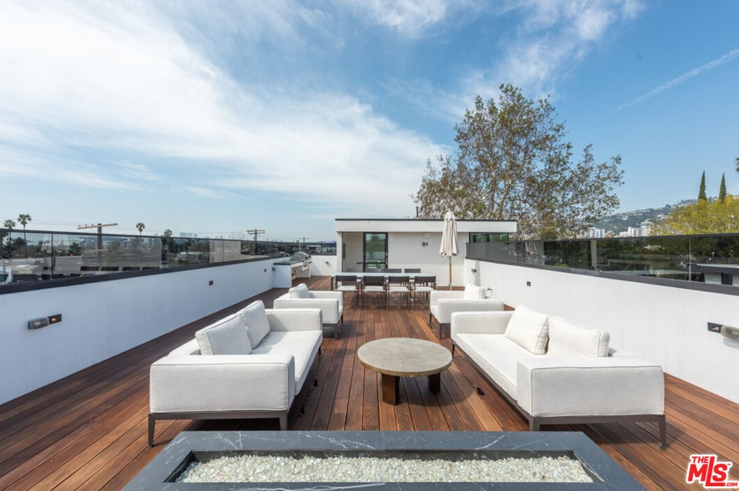 718 Kilkea Dr, Los Angeles CA  90046-7006 exterior