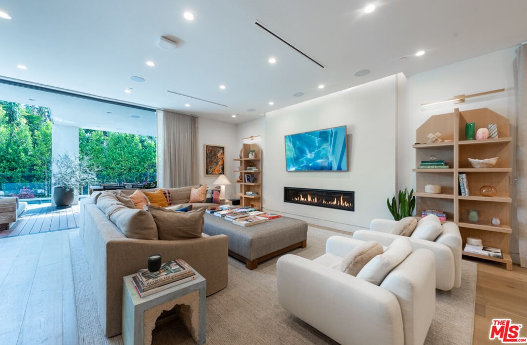 718 Kilkea Dr, Los Angeles CA  90046-7006 exterior