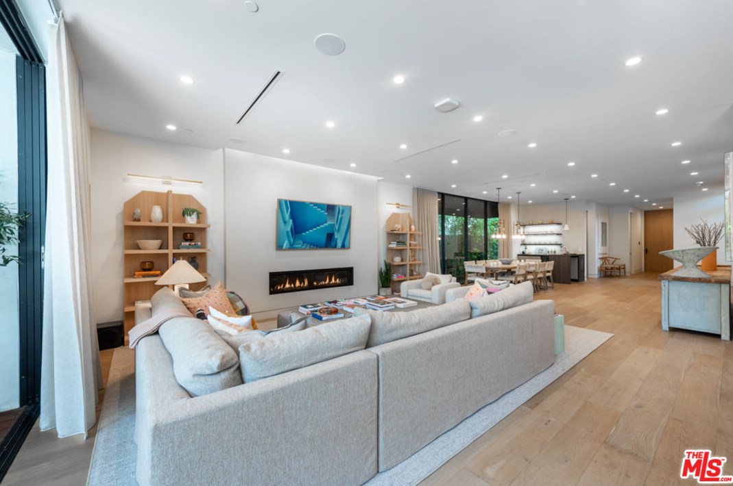 718 Kilkea Dr, Los Angeles CA  90046-7006 exterior