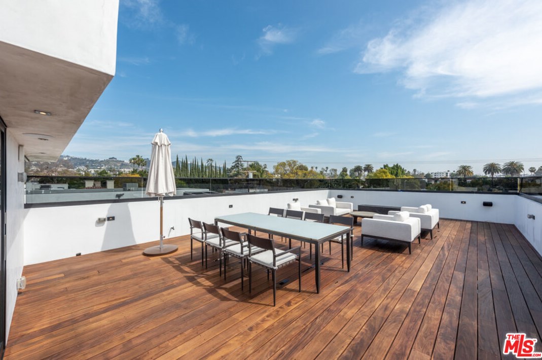 718 Kilkea Dr, Los Angeles CA  90046-7006 exterior