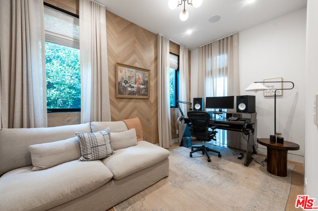 718 Kilkea Dr, Los Angeles CA  90046-7006 exterior
