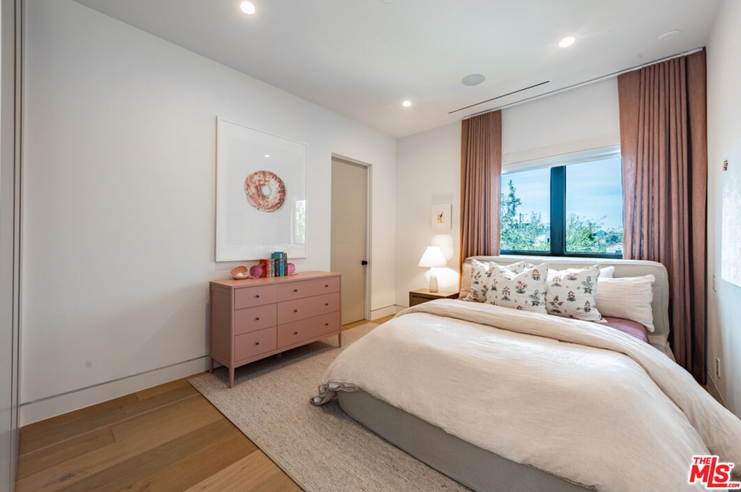 718 Kilkea Dr, Los Angeles CA  90046-7006 exterior