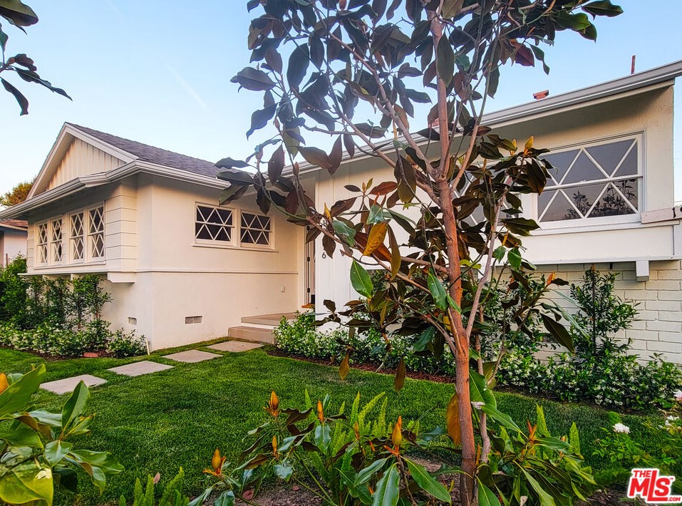 19616 Victory Blvd, Los Angeles, CA 91335-6620