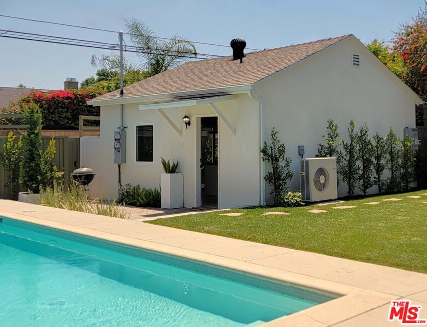 19616 Victory, Los Angeles CA  91335-6620 exterior
