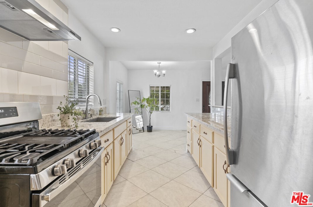 13737 Mercer St, Los Angeles CA  91331-3645 exterior