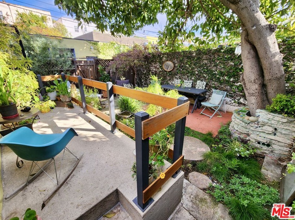 3004 Del Monte Dr, Los Angeles CA  90026-2802 exterior