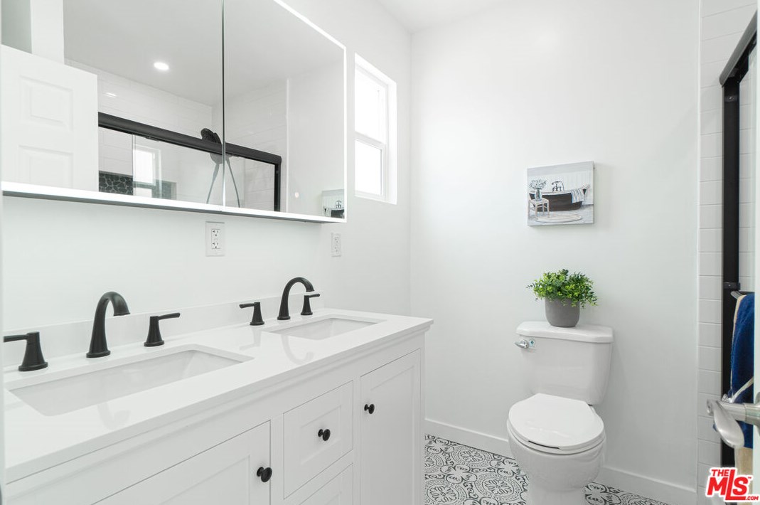 7810 Brighton Ave, Los Angeles CA  90047-2849 exterior