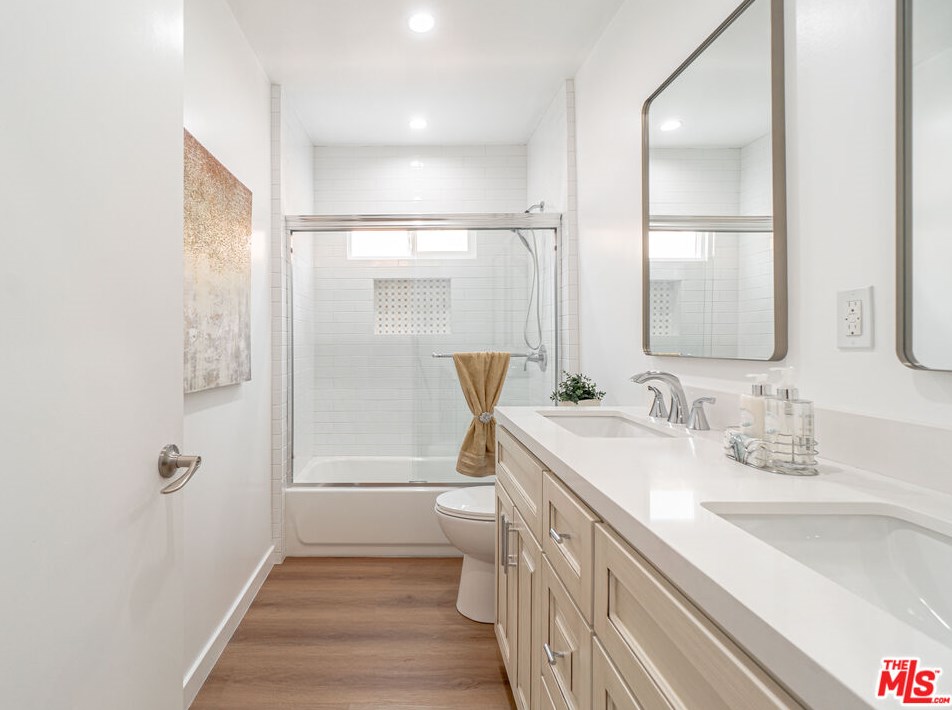 7810 Brighton Ave, Los Angeles CA  90047-2849 exterior