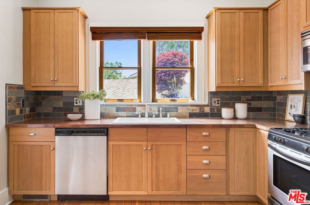 917 El Molino Ave, Pasadena CA  91104-3645 exterior