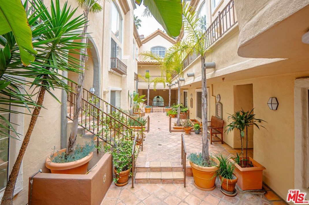 7100 La Tijera Blvd, Los Angeles CA  90045-2158 exterior