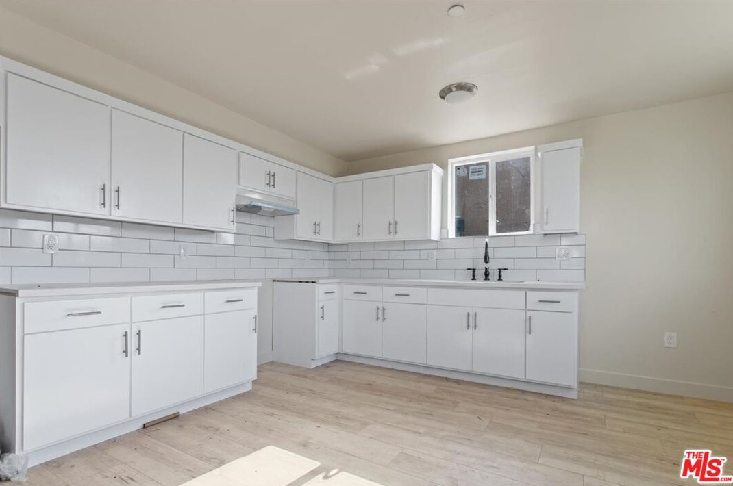 237 99th St, Los Angeles, CA 90003-4226