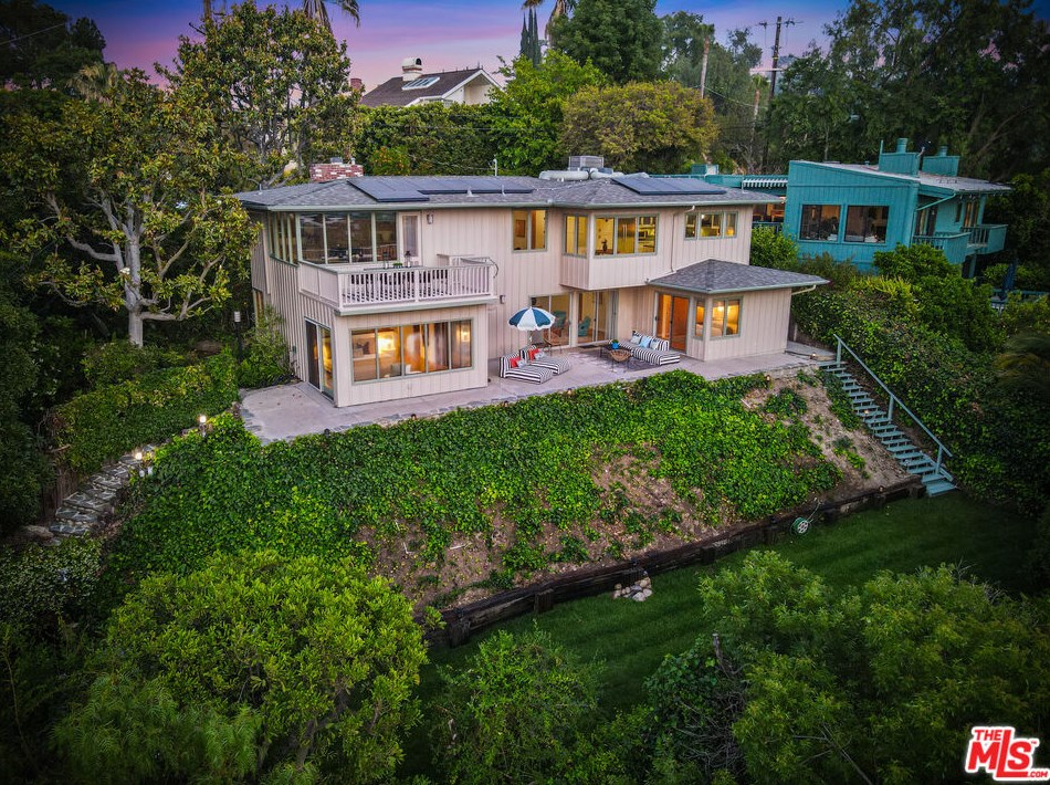 13201 Cheltenham Dr, Van Nuys, CA 91423-4903
