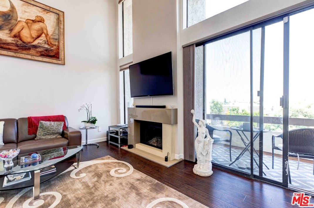 5237 Newcastle Ave #301, Van Nuys, CA 91316