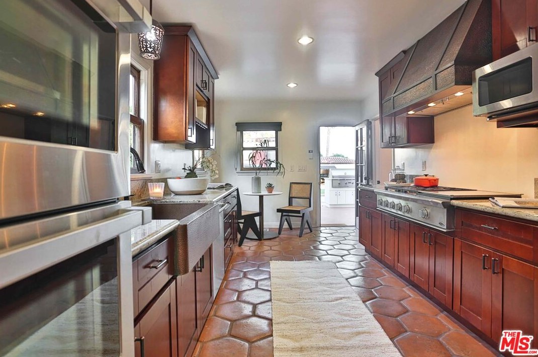 1360 Virginia Ave, Glendale CA 91202-1530 exterior