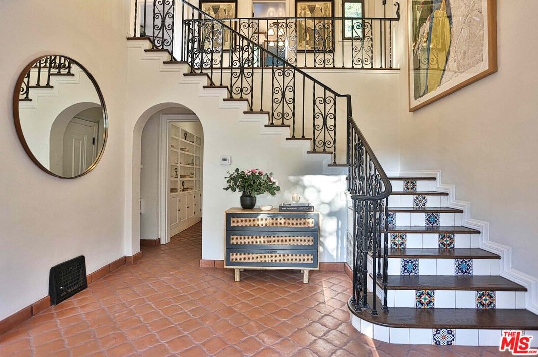 1360 Virginia Ave, Glendale CA 91202-1530 exterior