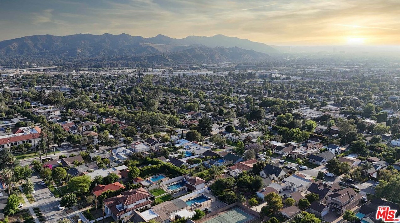 1360 Virginia Ave, Glendale CA 91202-1530 exterior