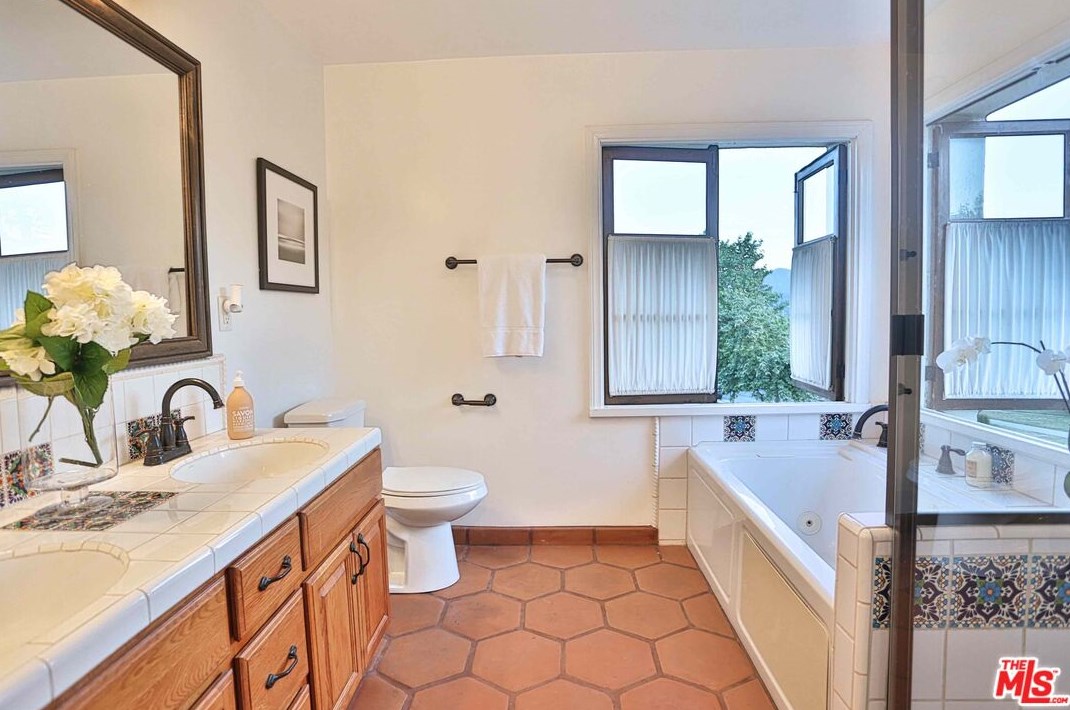 1360 Virginia Ave, Glendale CA 91202-1530 exterior