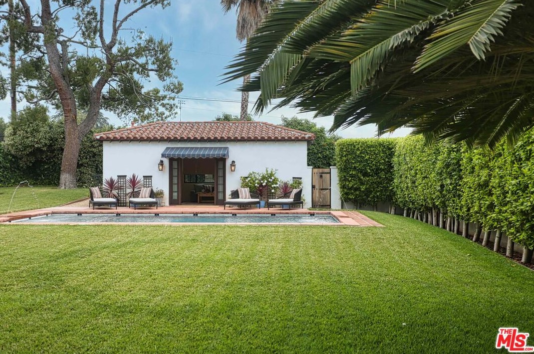 1360 Virginia Ave, Glendale CA 91202-1530 exterior