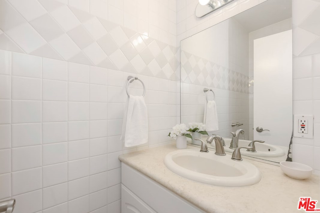 4071 Tivoli Ave, Los Angeles CA  90066-5103 exterior