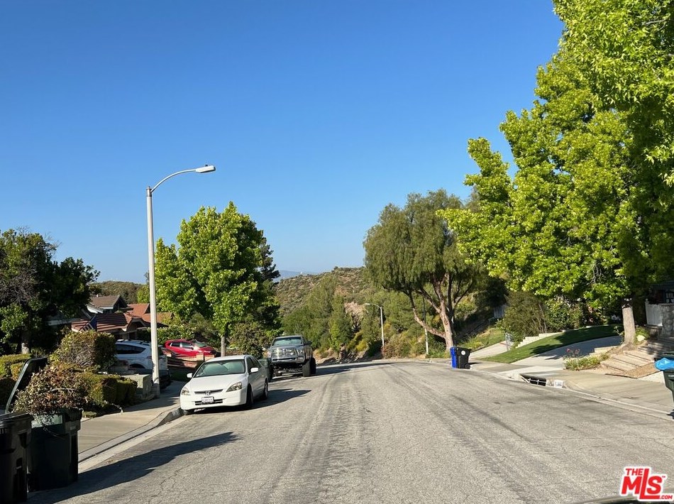 28707 Greenwood Pl, Santa Clarita, CA 91384-4319