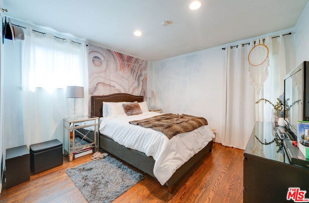 15056 Hartland St, Van Nuys CA 91406-5014 exterior