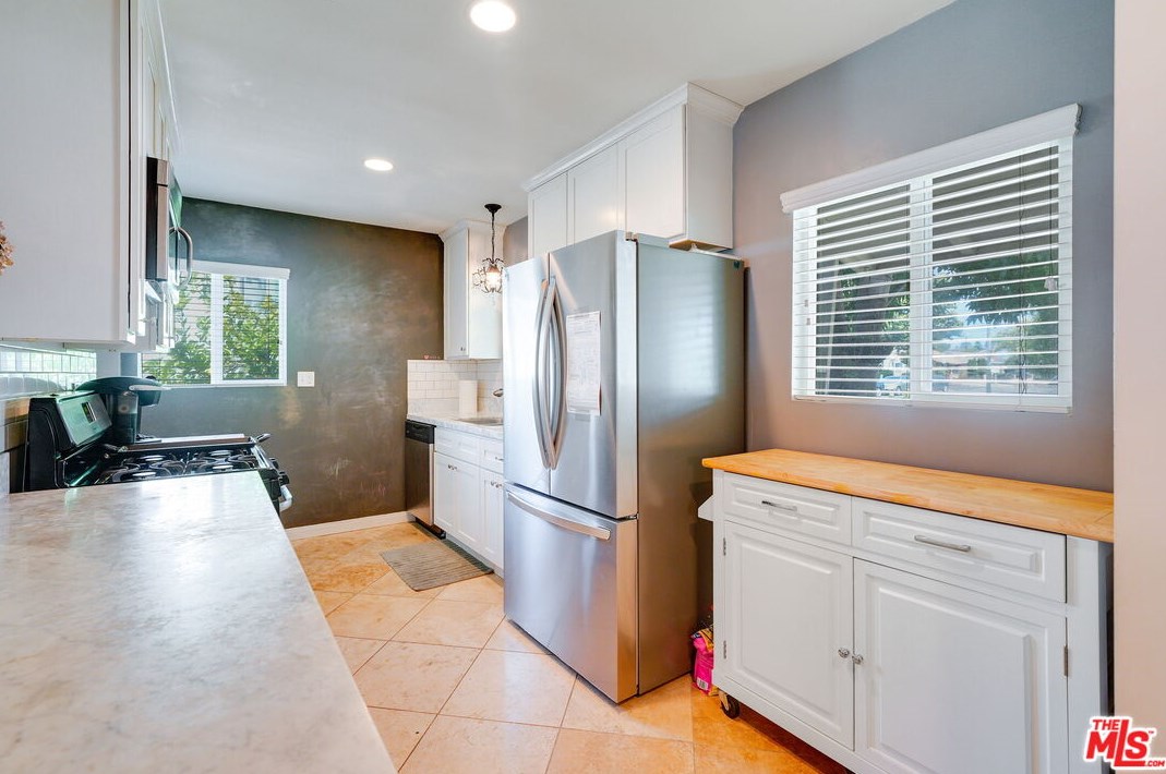 15056 Hartland St, Van Nuys CA 91406-5014 exterior