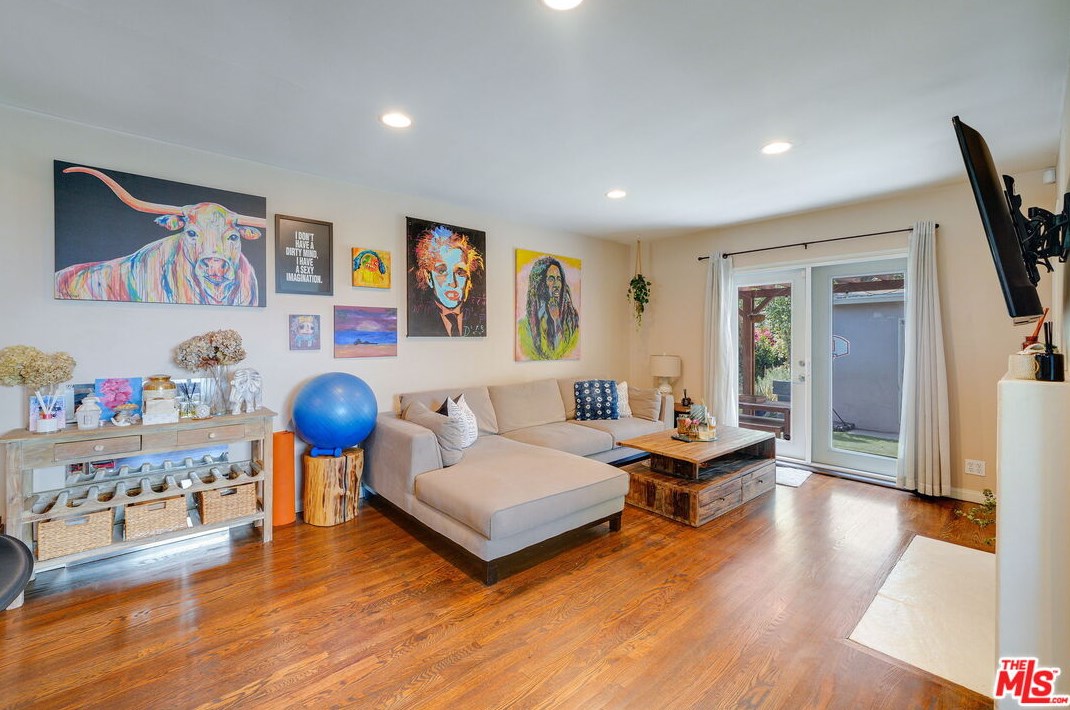 15056 Hartland St, Van Nuys CA 91406-5014 exterior