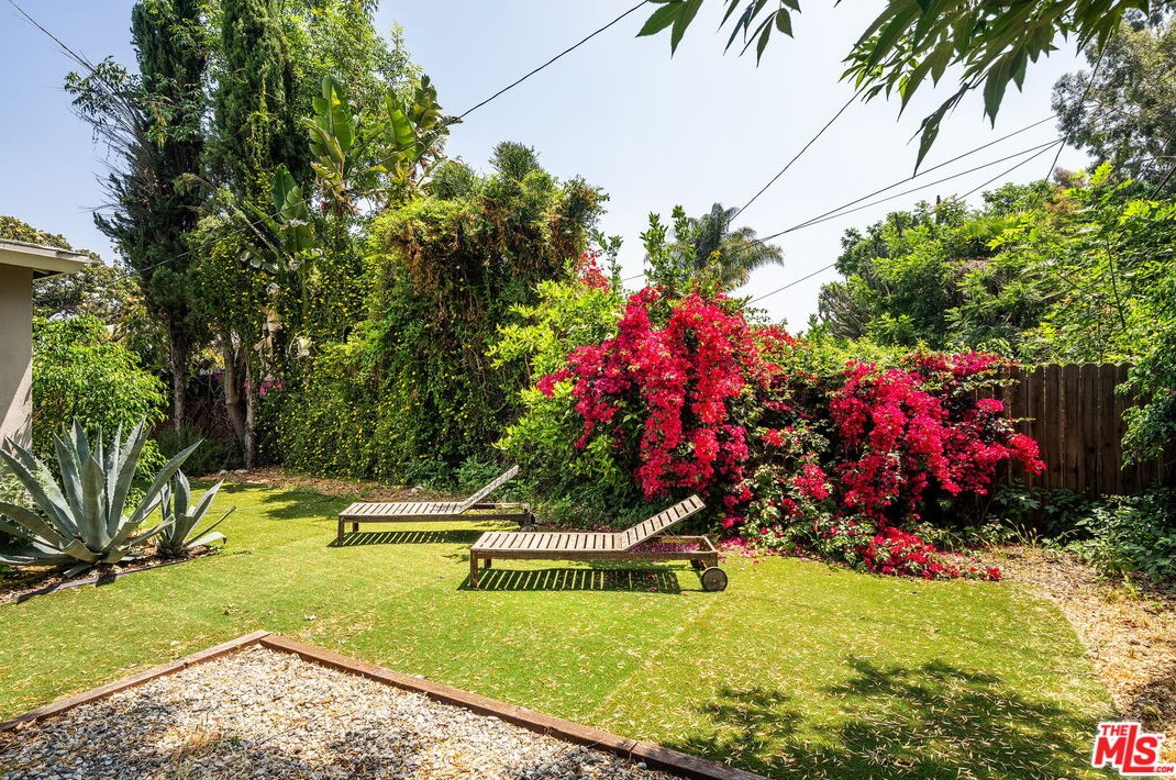 15056 Hartland St, Van Nuys CA 91406-5014 exterior