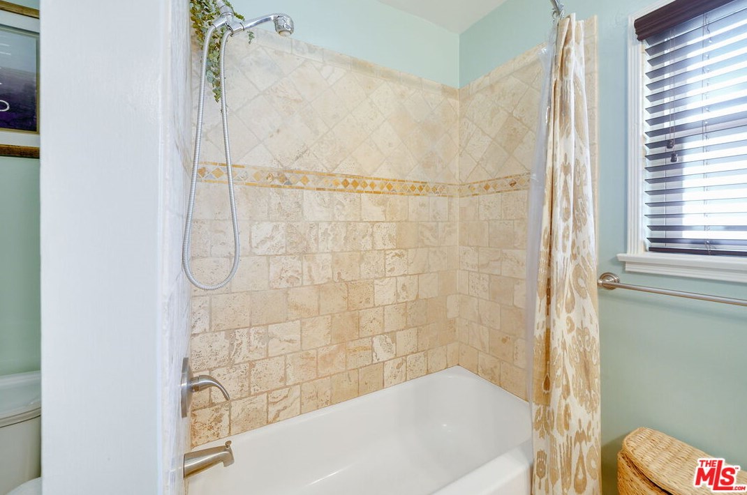 15056 Hartland St, Van Nuys CA 91406-5014 exterior