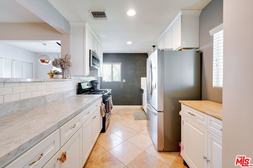 15056 Hartland St, Van Nuys CA 91406-5014 exterior