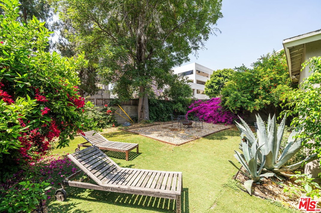 15056 Hartland St, Van Nuys CA 91406-5014 exterior