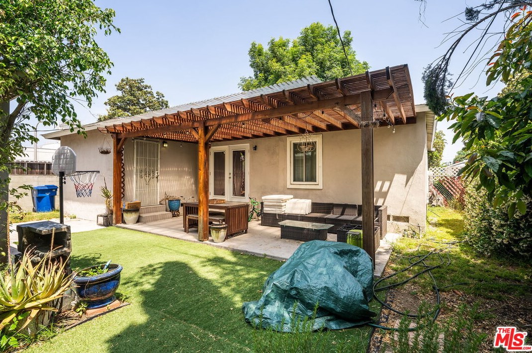 15056 Hartland St, Van Nuys CA 91406-5014 exterior