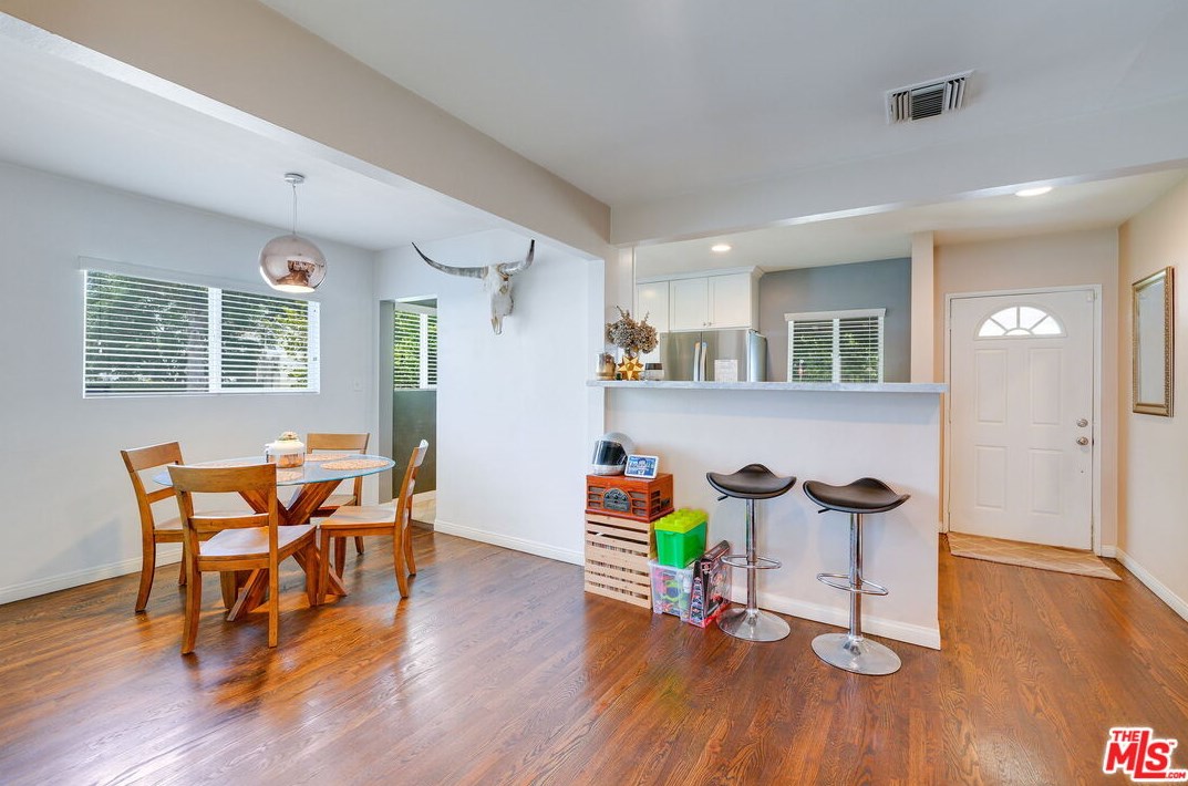 15056 Hartland St, Van Nuys CA 91406-5014 exterior