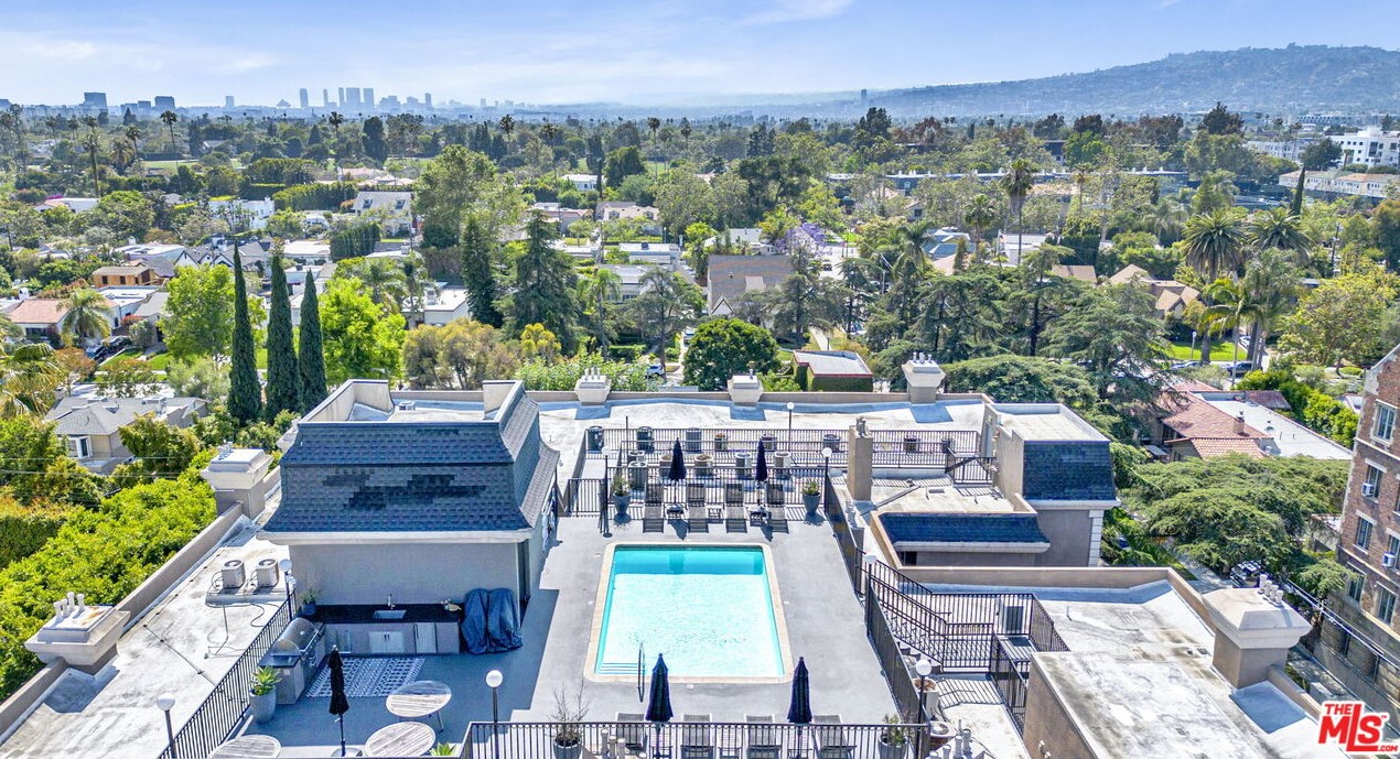 585 Rossmore Ave, Los Angeles CA  90004-2448 exterior