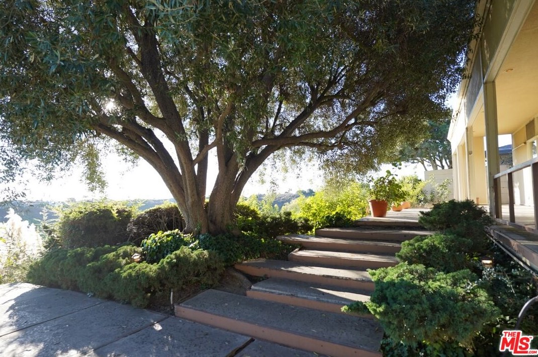 4138 Mantova Dr, Los Angeles CA  90008-1129 exterior