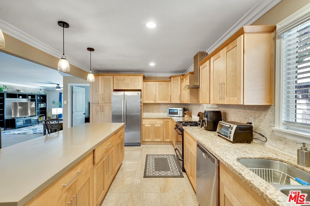 16810 Minnehaha St, San Fernando CA  91344-5920 exterior