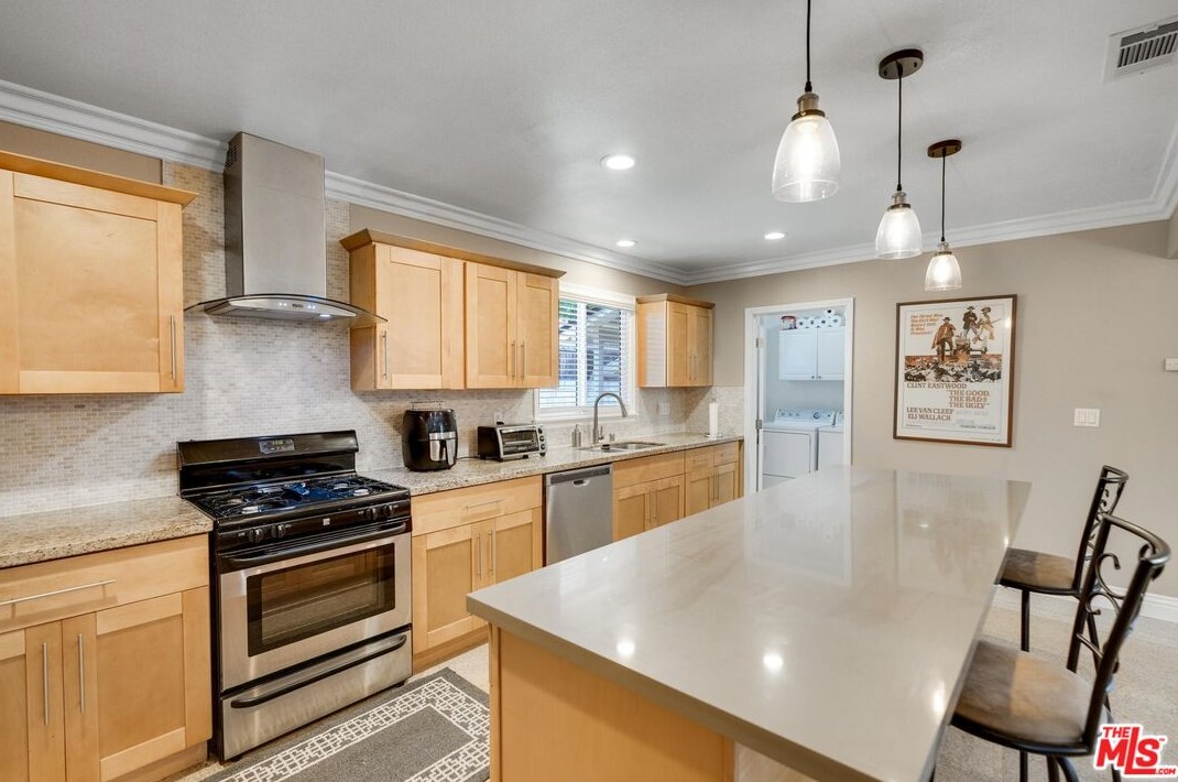 16810 Minnehaha St, San Fernando CA  91344-5920 exterior