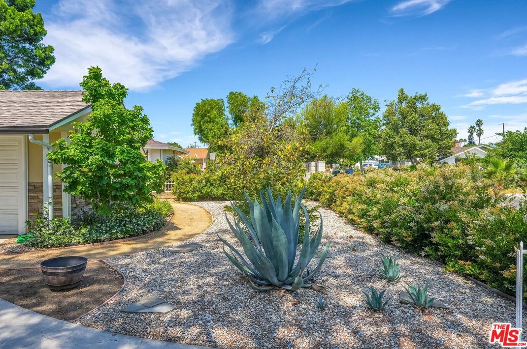 16810 Minnehaha St, San Fernando CA  91344-5920 exterior