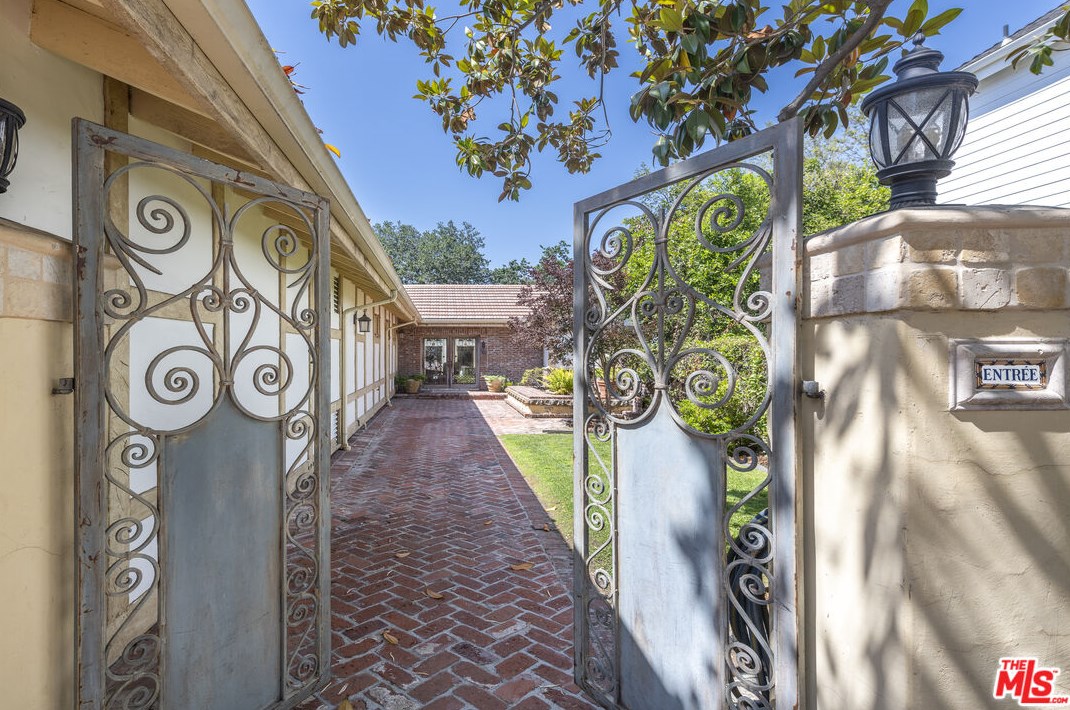 17345 Magnolia Blvd, Van Nuys, CA 91316